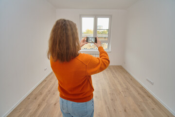 Field Rep using a mobile device to photograph a property interior
